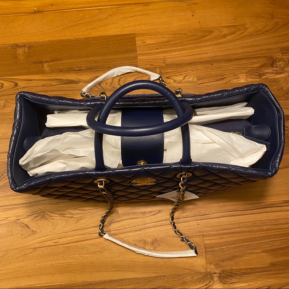 🚫SOLD🚫 BNWT Chanel Large Shopping Tote Navy GHW - Picture 7 of 10